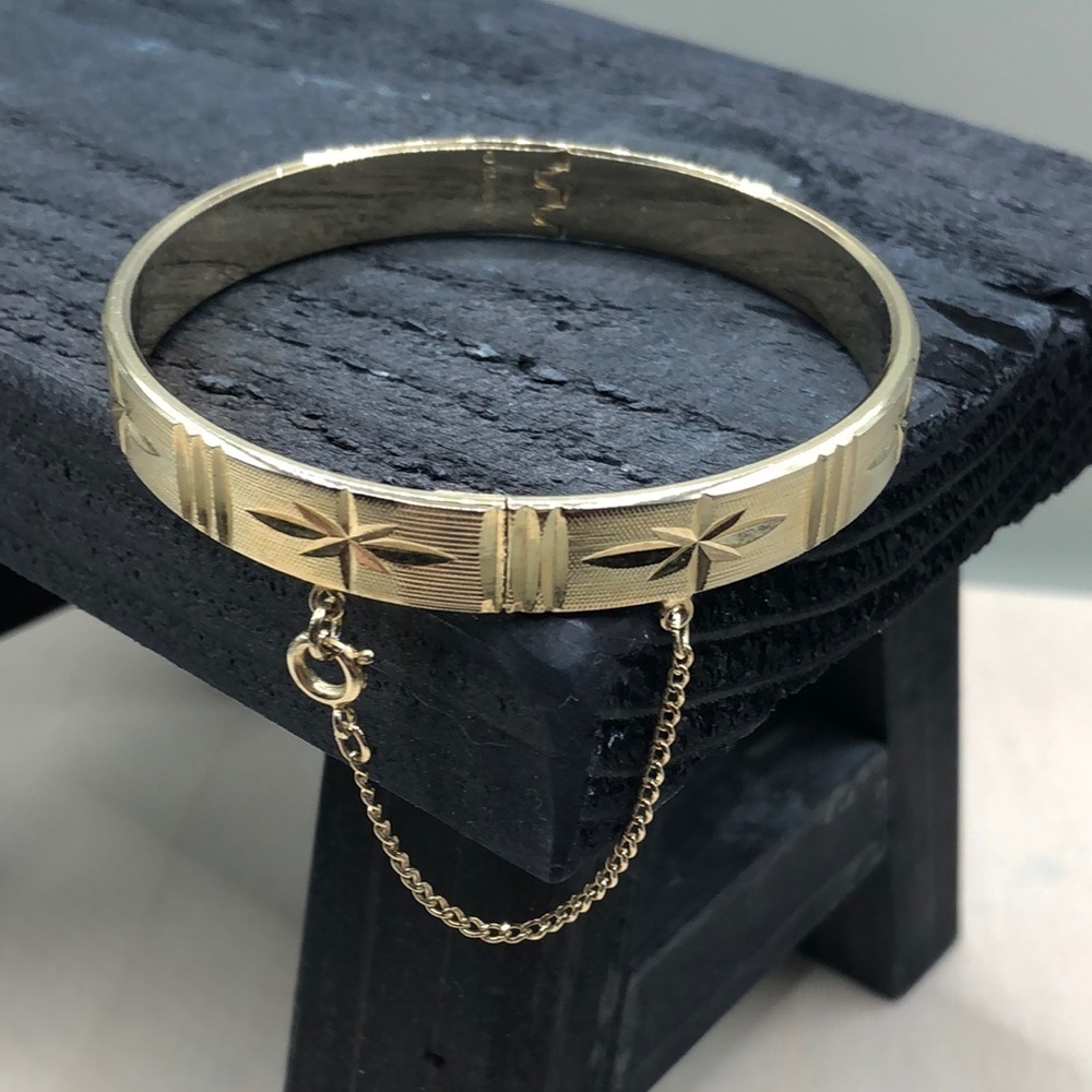 Vintage 1975 "Star Attraction"  Sarah Coventry Gold Tone Hinged Bracelet